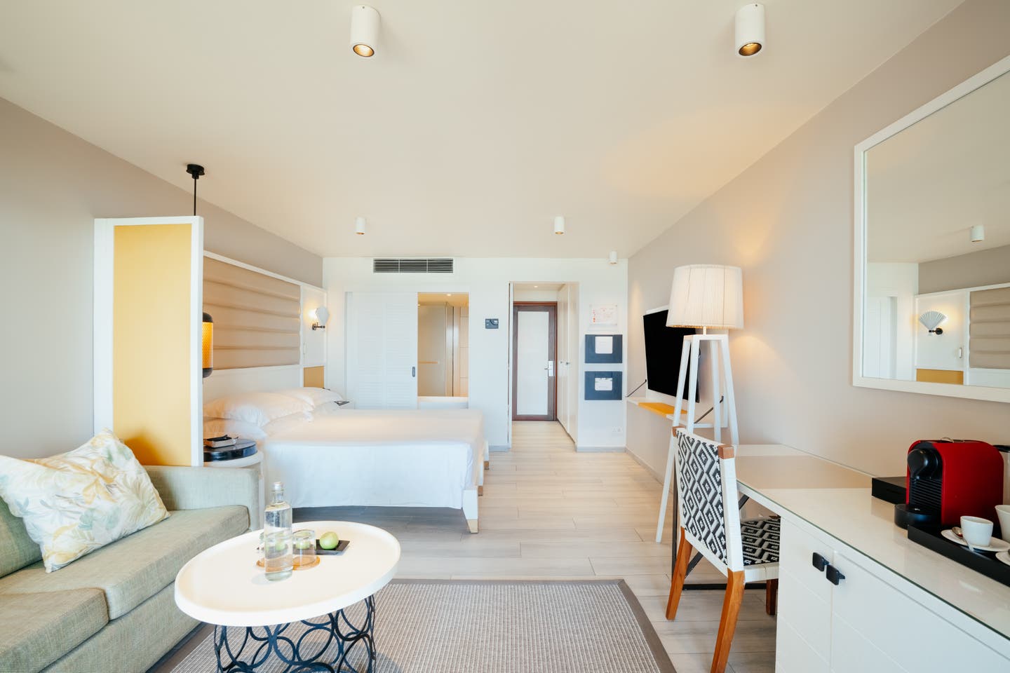 Blick durch den Wohn- und Schlafbereich eines Prestige Beachfront Zimmers