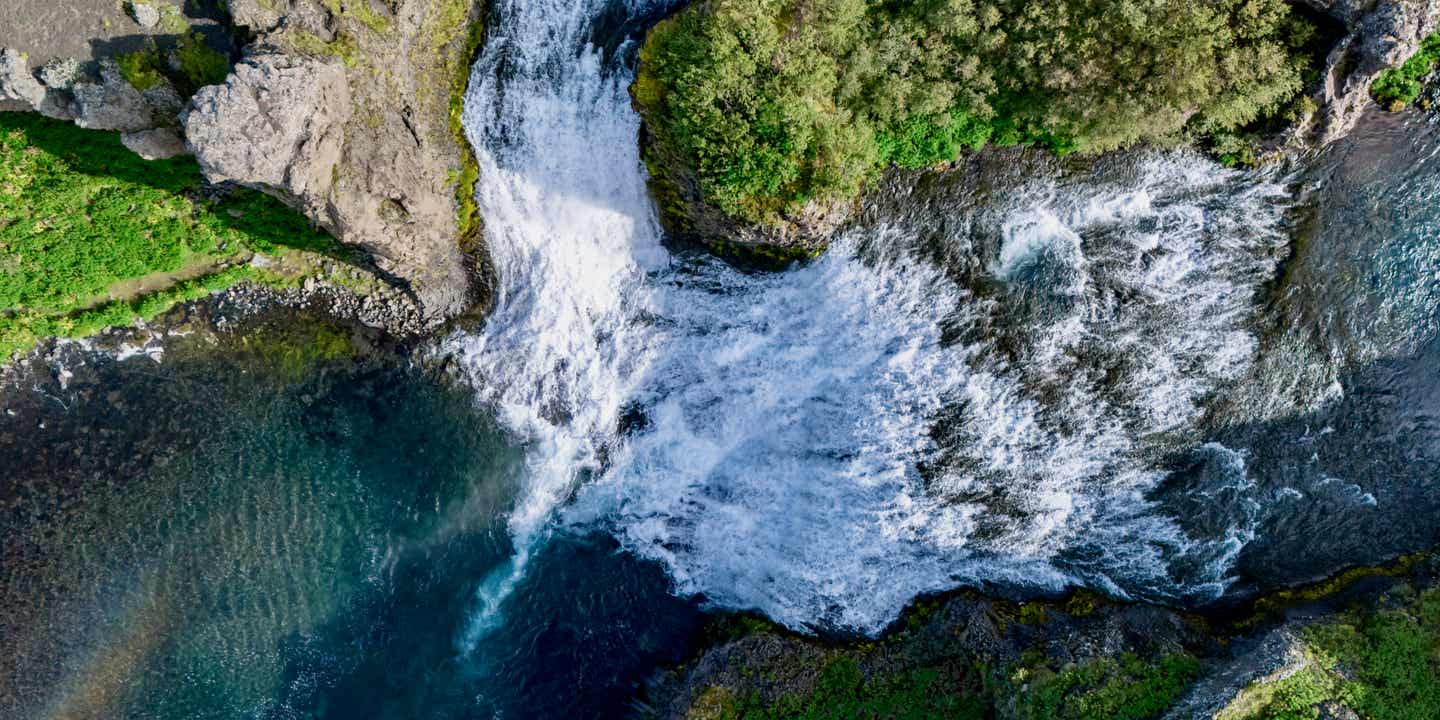 Blick von oben auf den Hjalparfoss-Wasserfall auf Island