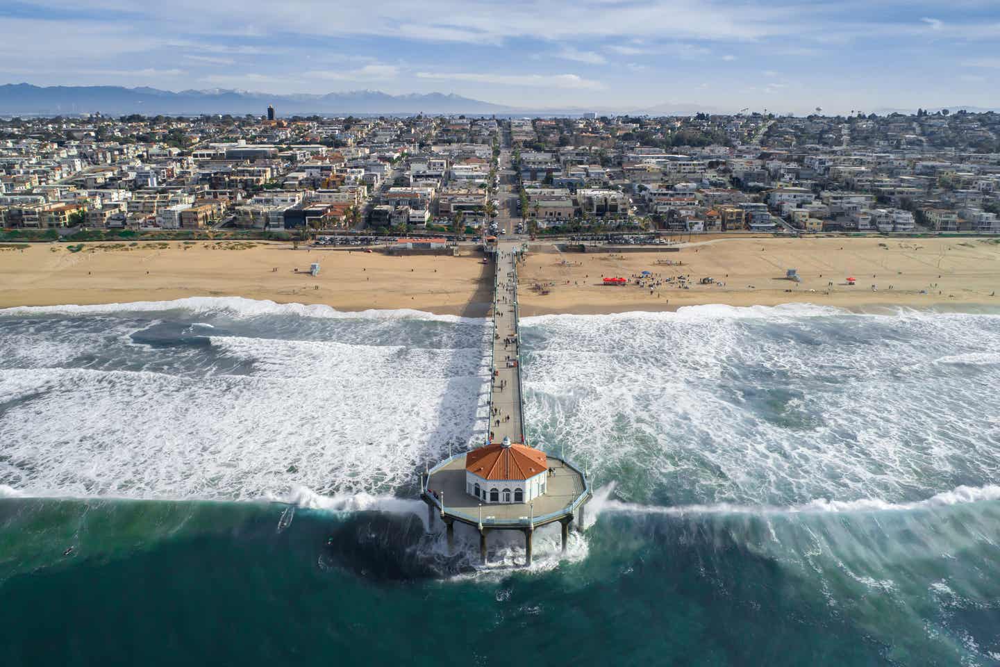 Der lange Steg im mediterranen Stil gehört zum Manhattan Beach, einem der schönsten Strände Kaliforniens 