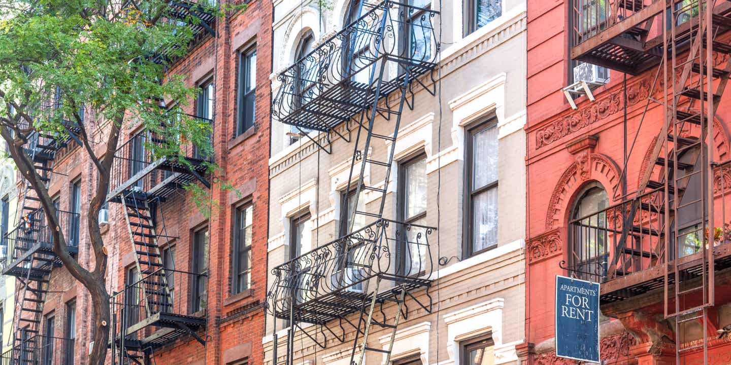 Straßen von New York mit Feuerwehrtreppen an der Seite