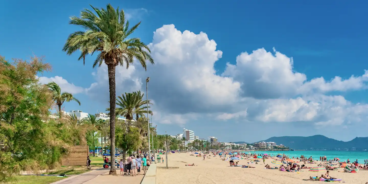 Blick auf die Promenade von Cala Millor, die direkt an den Starnd grenzt
