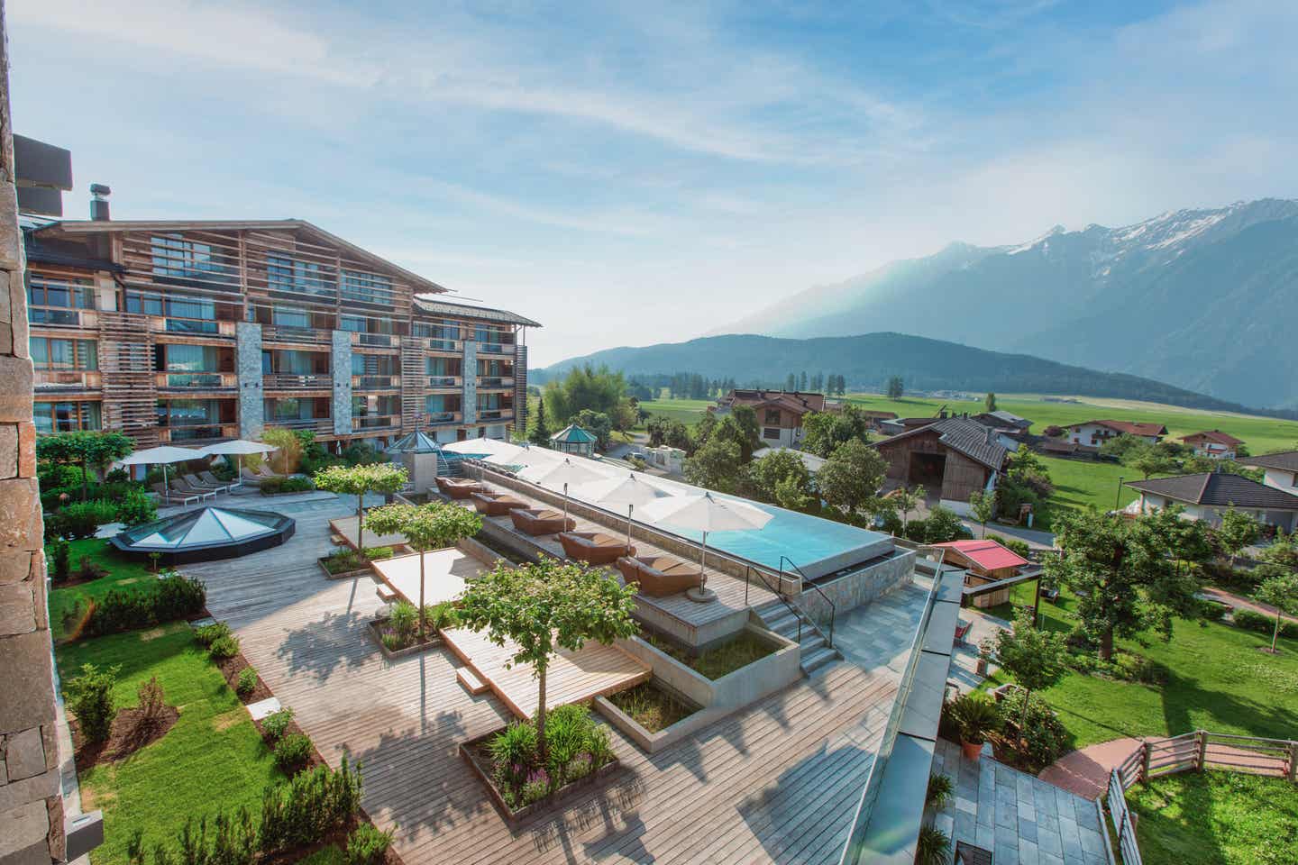 Babymoon Hotels: Blick auf das Alpenresort Schwarz in Tirol
