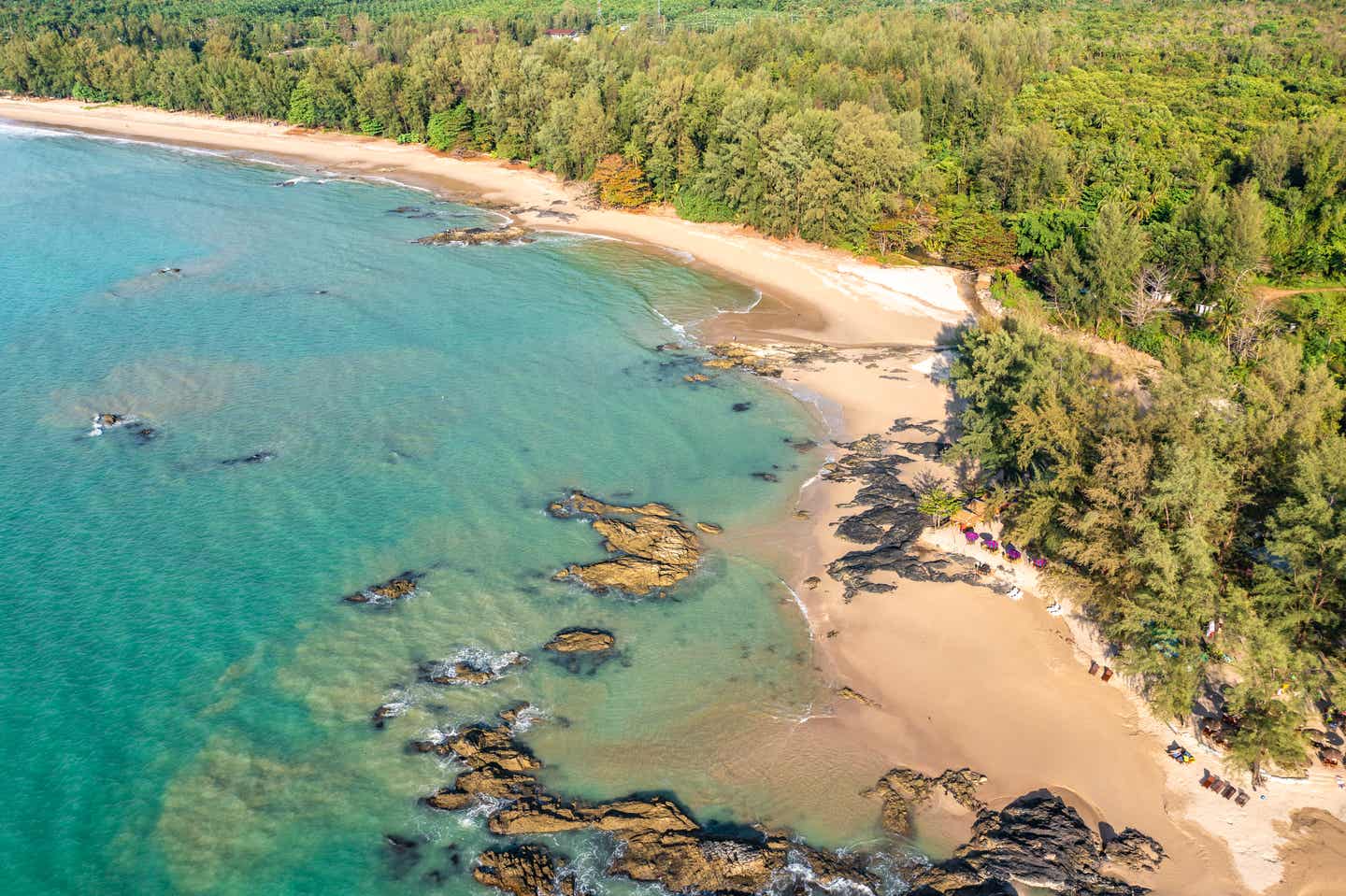 Blick auf den leeren Bang Sak Beach in Khao Lak mit Waldrand