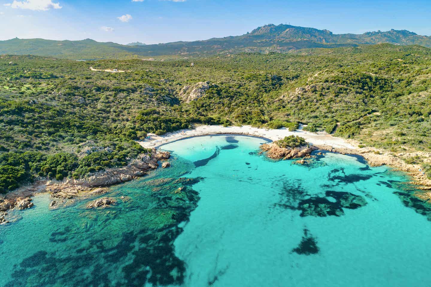 Blick auf die Spiaggia del Principe zu Sardiniens bester Reisezeit