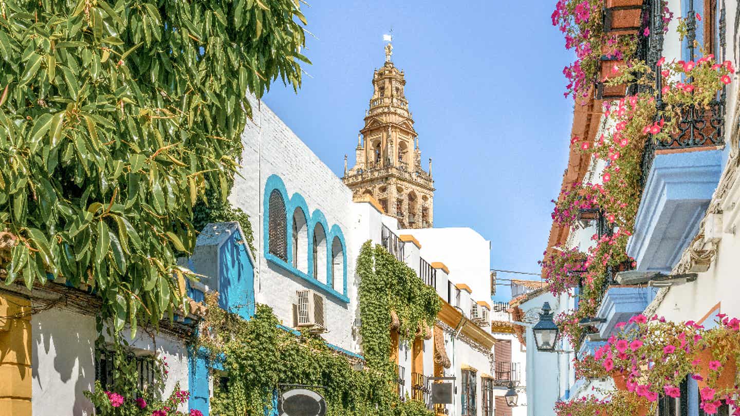 Moschee-Kathedrale von Córdoba mit Blick durch das jüdische Viertel in Andalusien