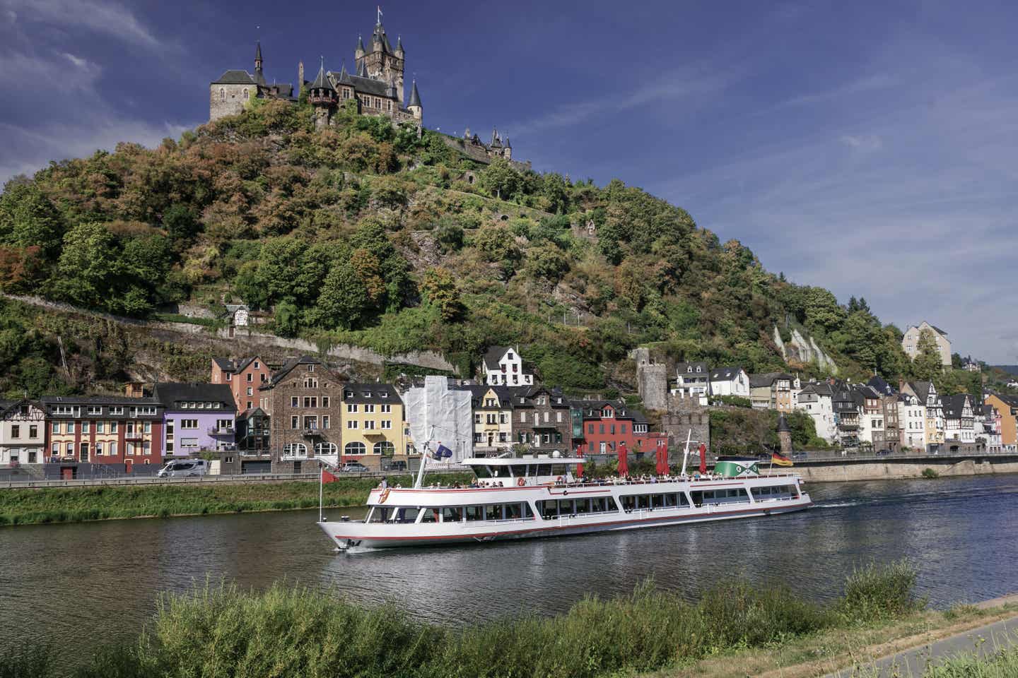 Urlaub in Rheinland-Pfalz mit DERTOUR. Flusskreuzfahrtschiff auf der Mosel vor Cochem