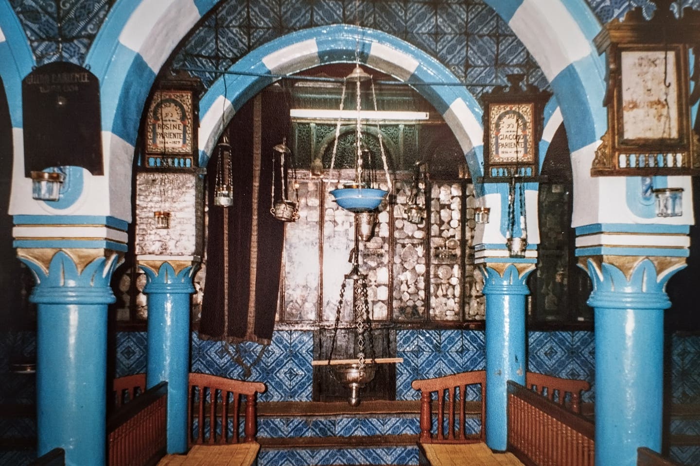 Ein Blick in das Innere der El-Ghriba-Synagoge, Tunesien