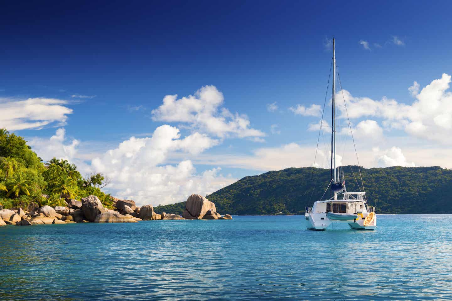 Katamaran in einer Bucht der Seychellen-Insel Felicite