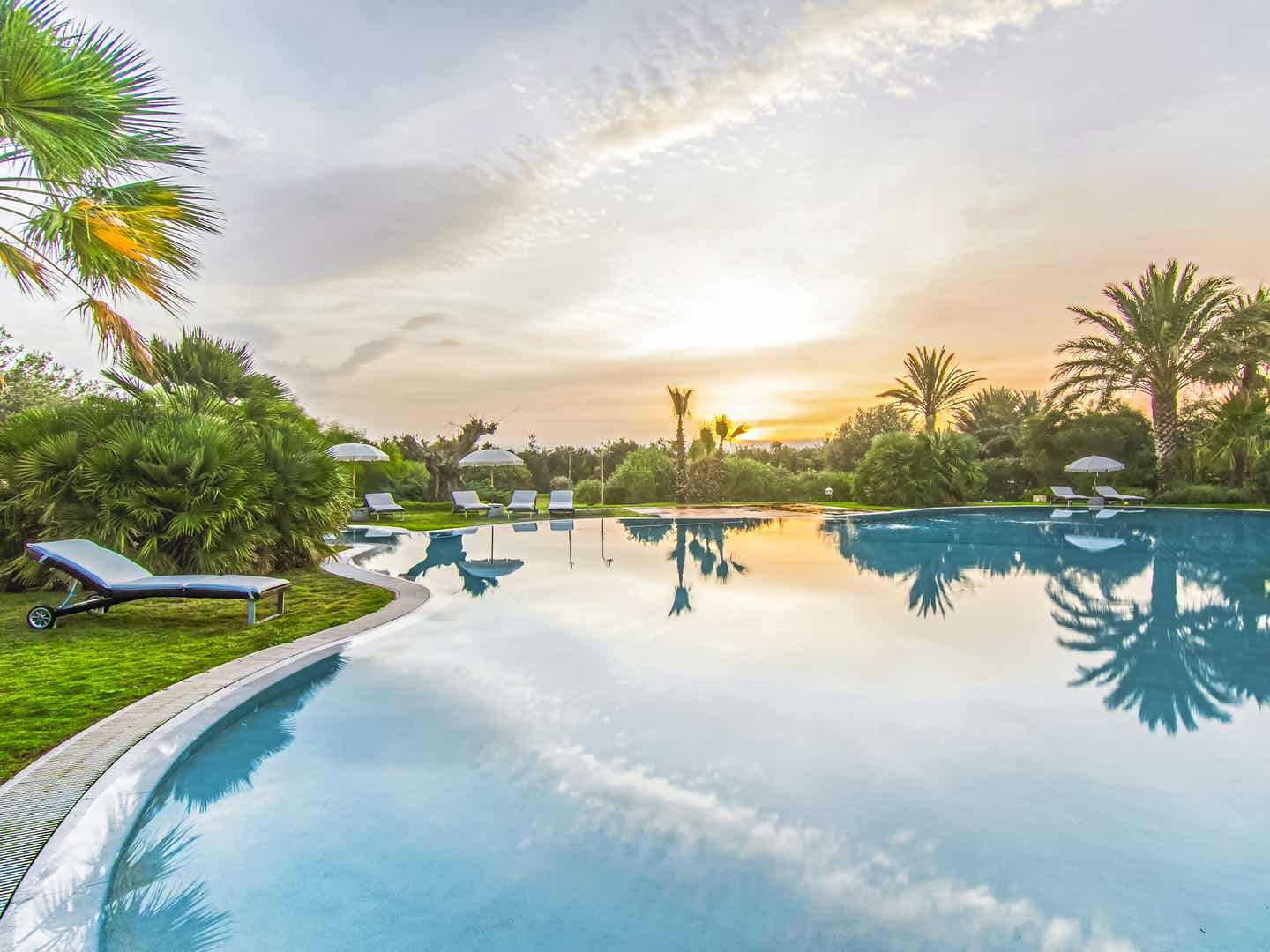 Die riesige Poollandschaft im Hotel Aquadulci auf Sardinien