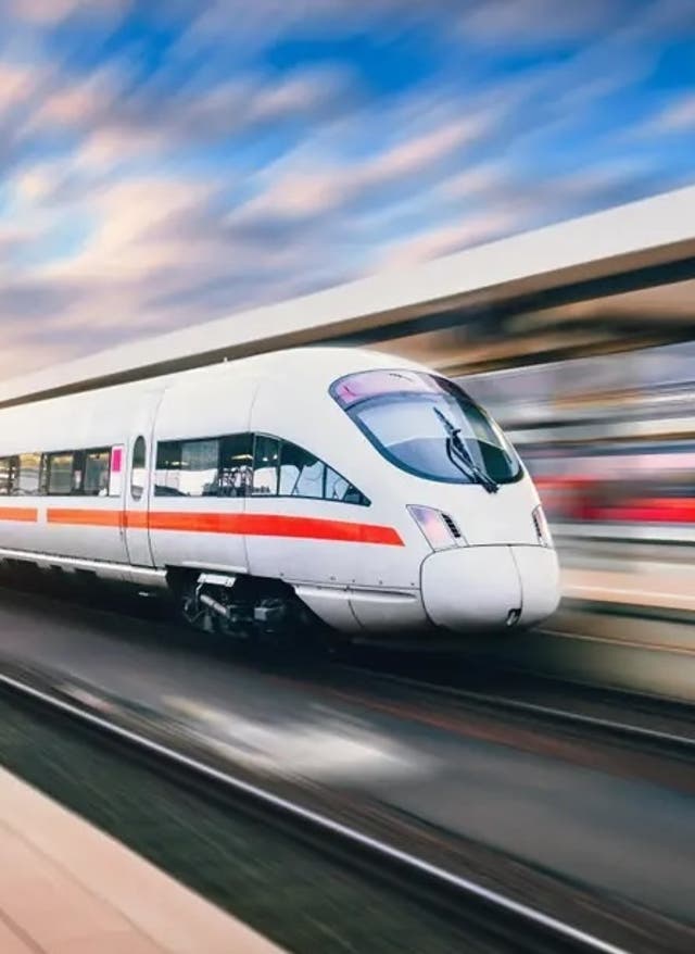 Mehr Infos hier Bahnreisen: ICE Zug fährt in den Bahnhof ein