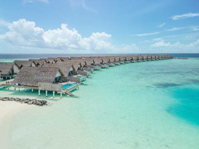 Drohnenbild der Wasservillen mit Pool des Emerald Faarufushi Resorts & Spa