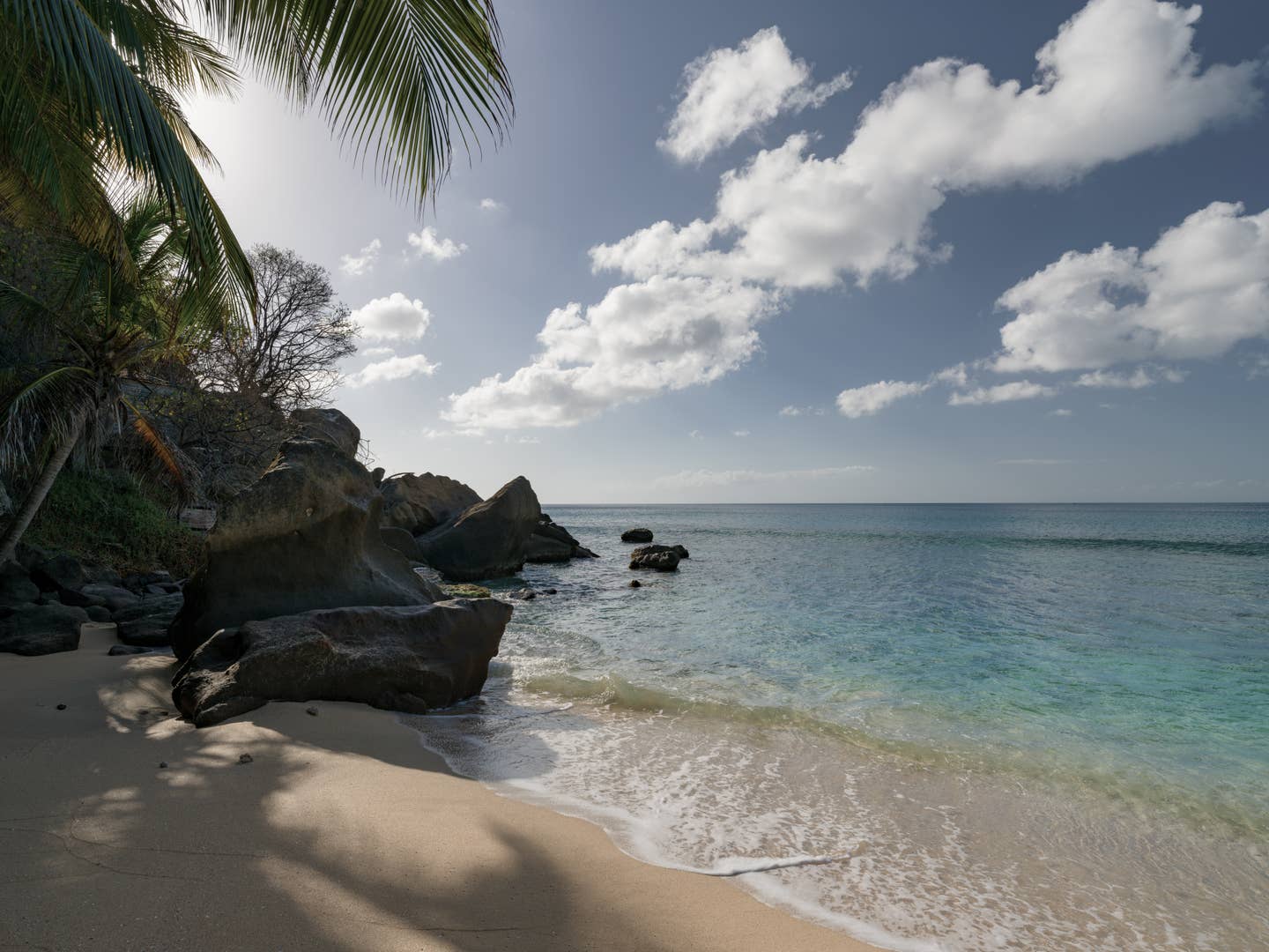 Grenada Urlaub mit DERTOUR. Der Magazine Beach auf Grenada eingerahmt von Felsen und Wald