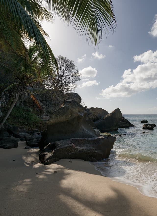 Grenada Urlaub Grenada Urlaub mit DERTOUR. Der Magazine Beach auf Grenada eingerahmt von Felsen und Wald