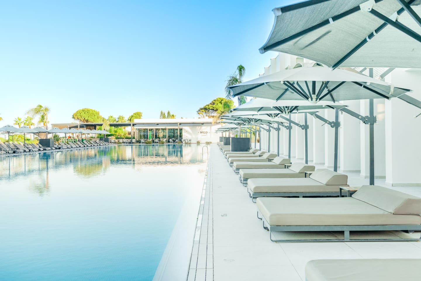 Sonnenliegen am Pool des Paloma Finesse