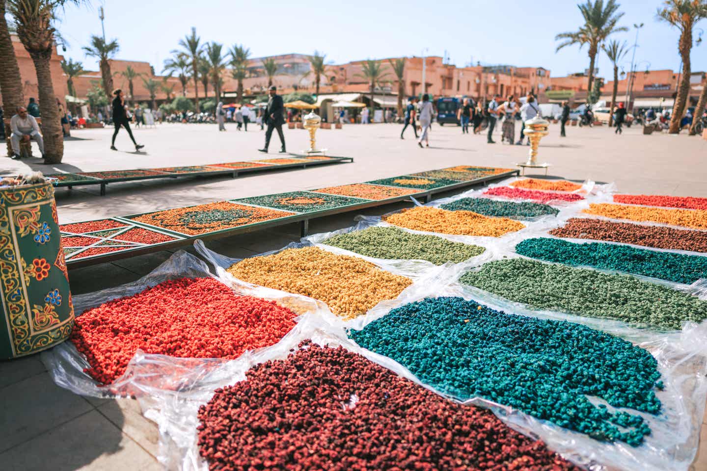 Städtetrip April. Marokko: Bunte Trockenblumen auf Markt in Marrakesch