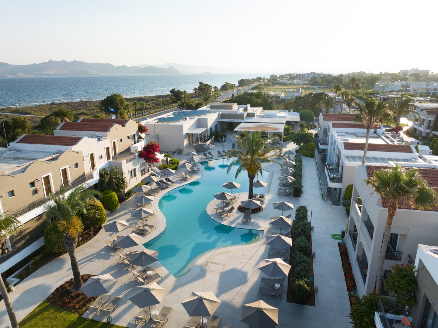 Seitlicher Blick auf die Hotelanlage mit Pool im Mittelpunkt