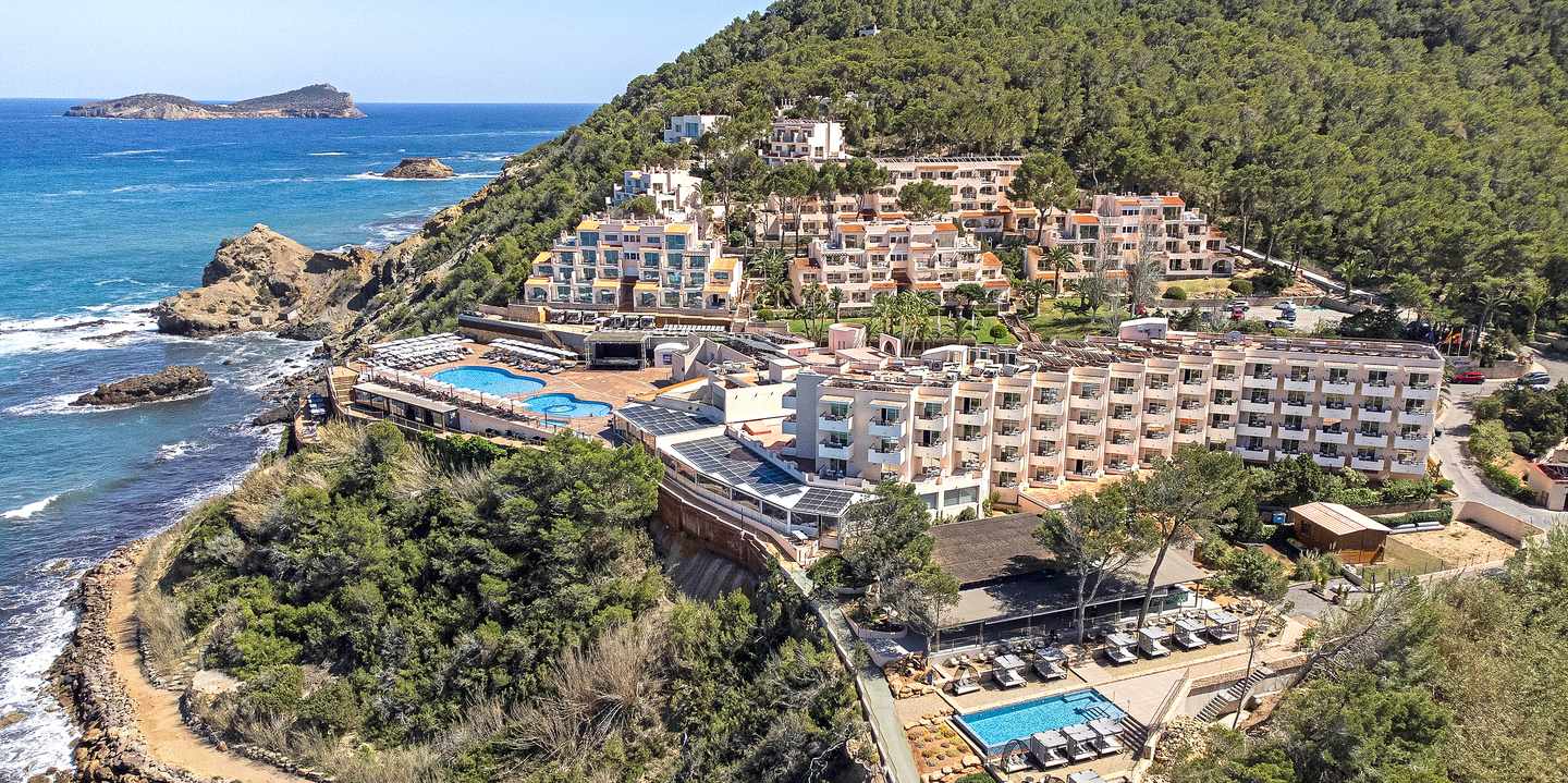 Hanglage des Sentido Cala Verde auf Ibiza mit terrassierter Hotelanlage, Poolbereichen und direktem Blick auf das Mittelmeer