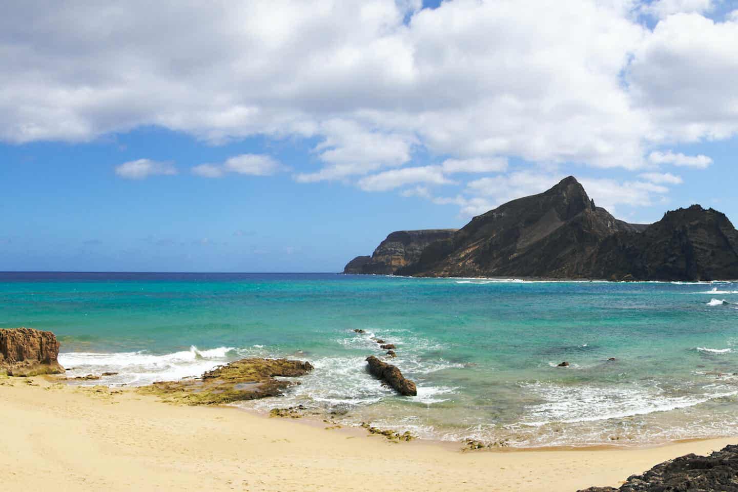 Der Strand von Calheta im Südwesten Madeiras wurde künstlich angelegt