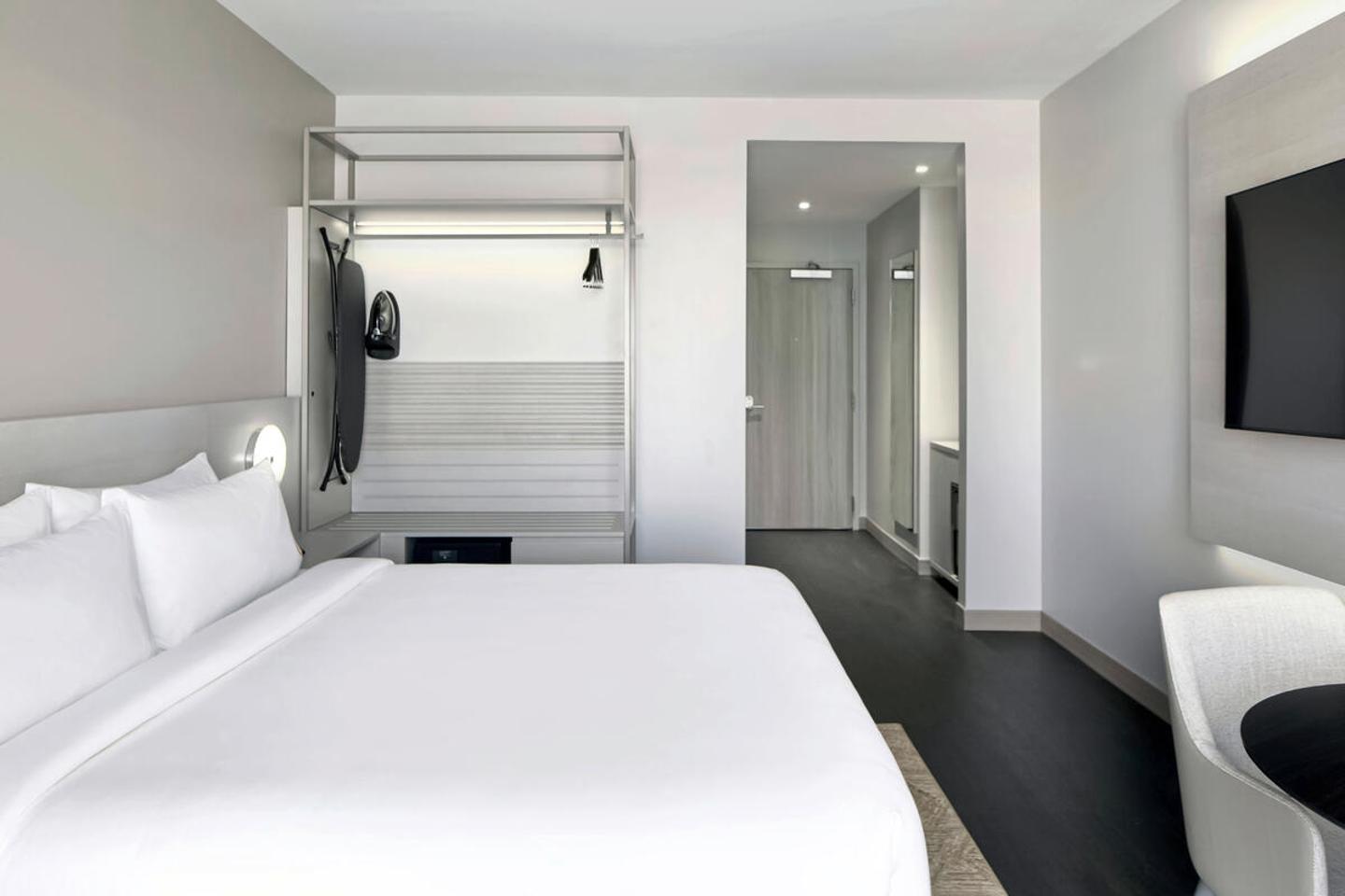 Modellbild One King Bed With Patio