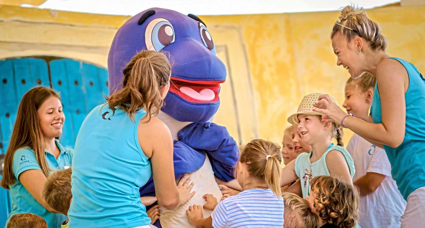 Kinder spielen mit Flosse dem Aldiana Flosse Club Maskottchen