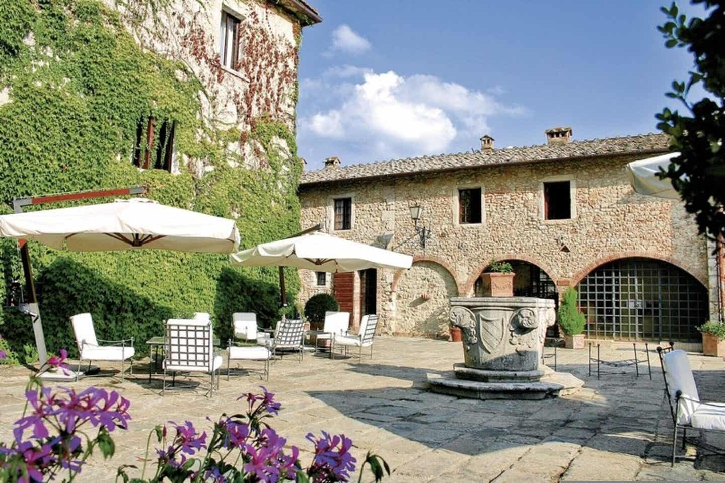 Schönste Hotels Italien Borgo San Luigi Toscana Resort historischer Innenhof