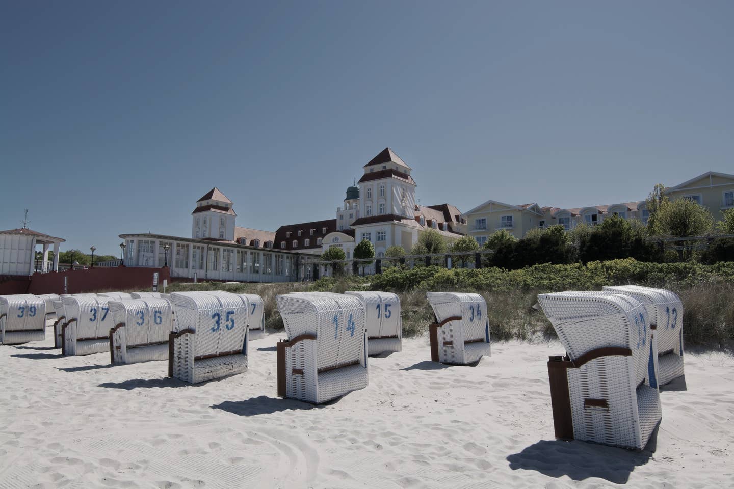 Binz Urlaub mit DERTOUR. Blich vom Binzer Strand auf Strandkörbe und historische Villen an der Strandpromenade