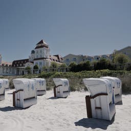 deutschland-mecklenburg-vorpommern-ruegen-binz-strand-strandpromenade-villen-g-535797726.jpg