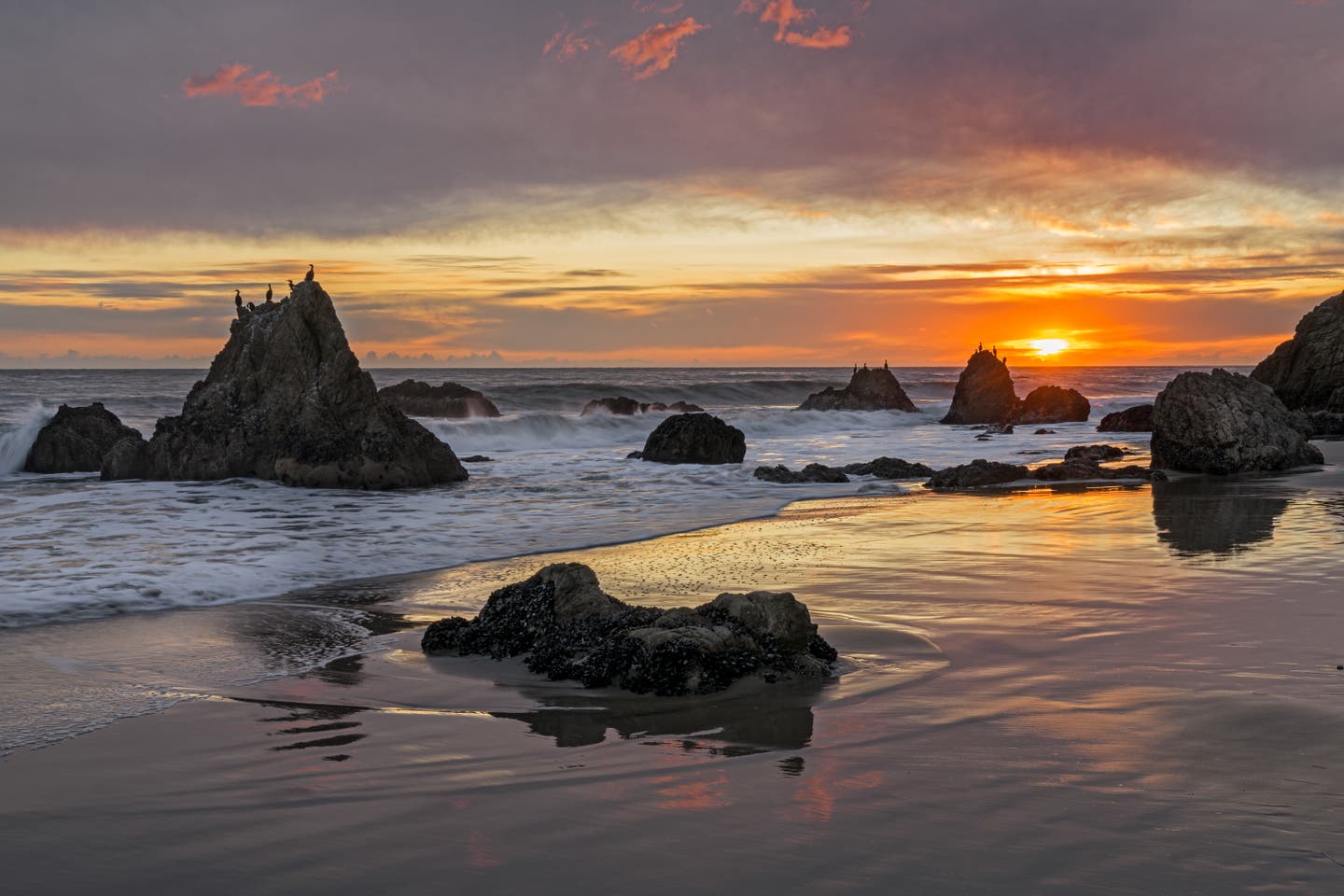 Die felsige Küste des El Matador State Beach bei Sonnenuntergang