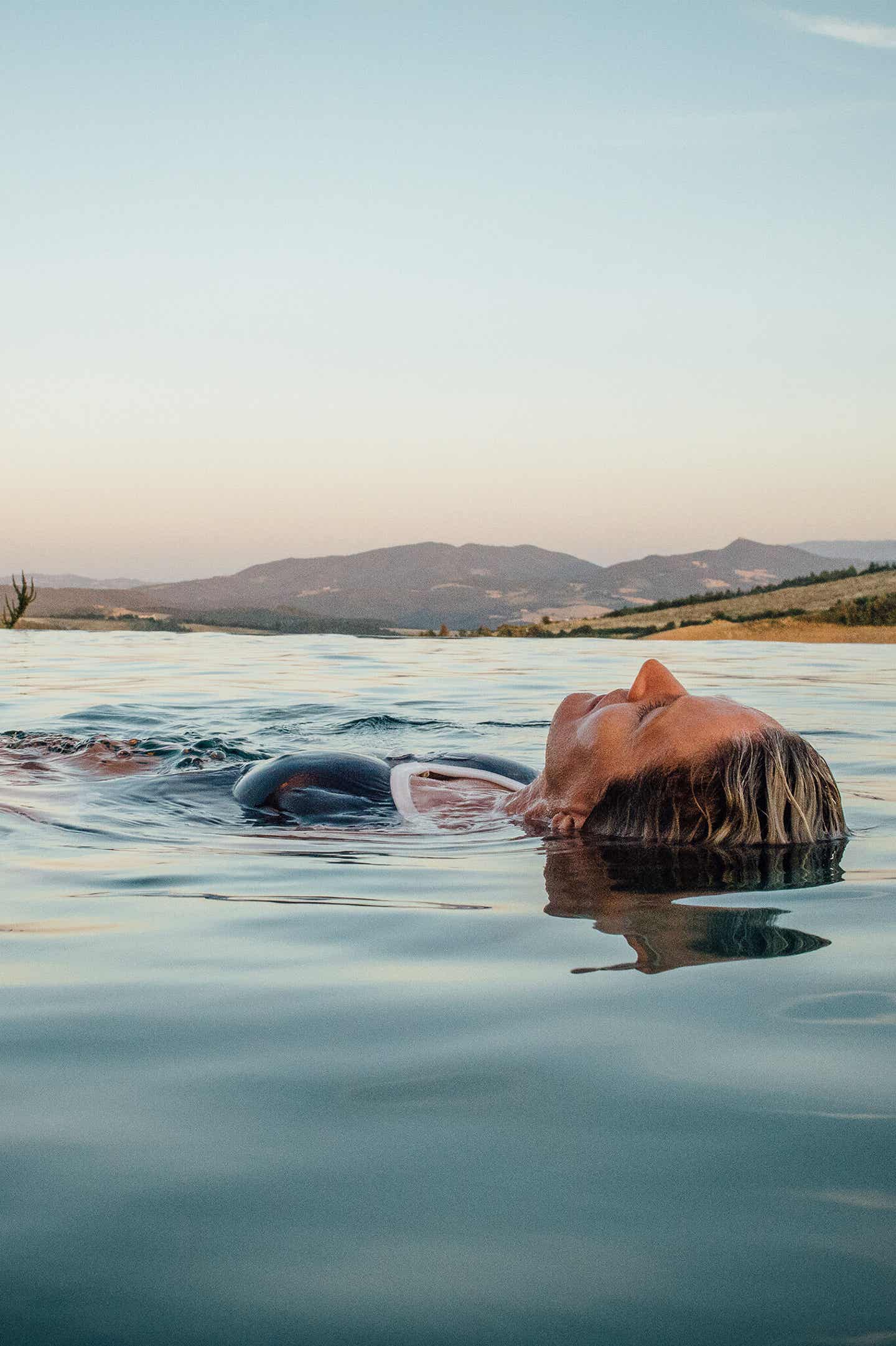 Frau lässt sich vom Wasser treiben