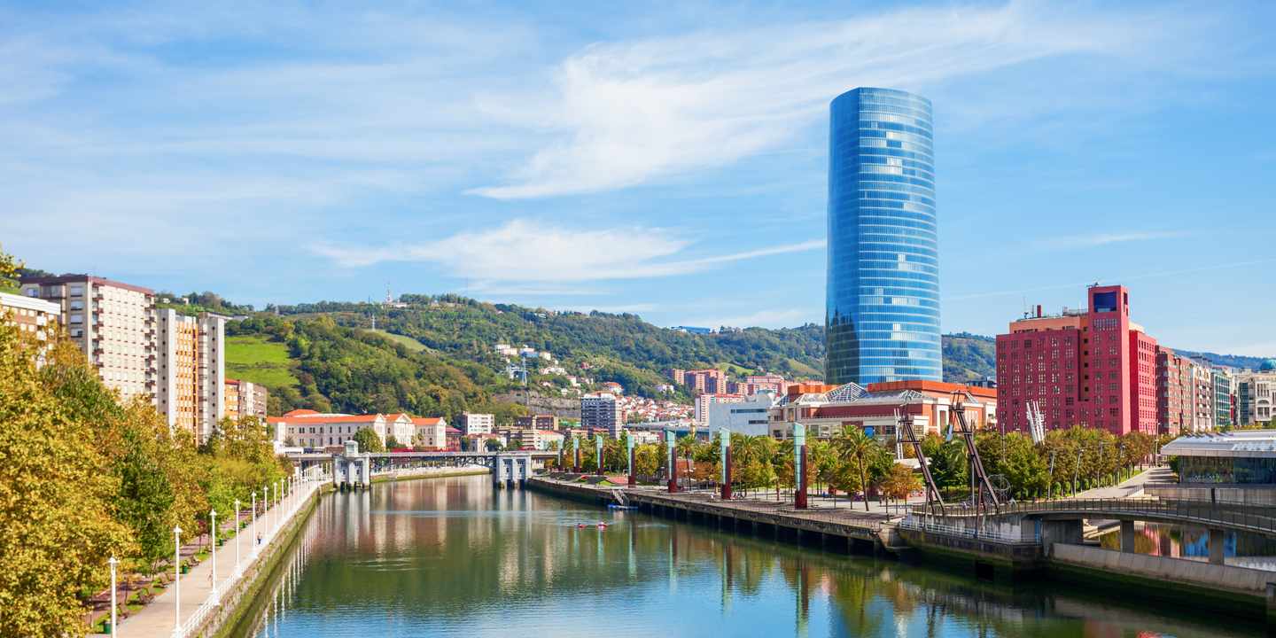 spanien-baskenland-bilbao-fluss-nervion-uferpromenade-moderne-skyline-g-943735842.jpg