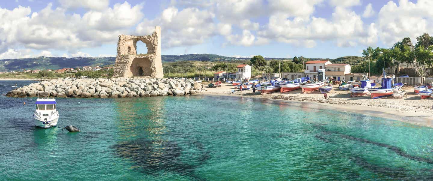 Kalabrien-Urlaub: Das Fischerdorf Briatico mit einem verfallenem Sarazenenturm neben dem Strand