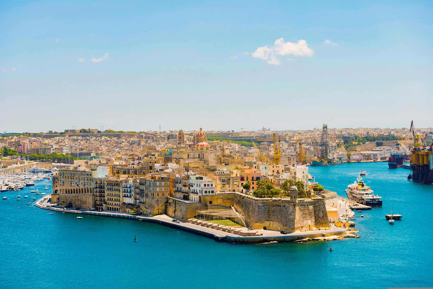 Blick auf Valletta mit Hafen