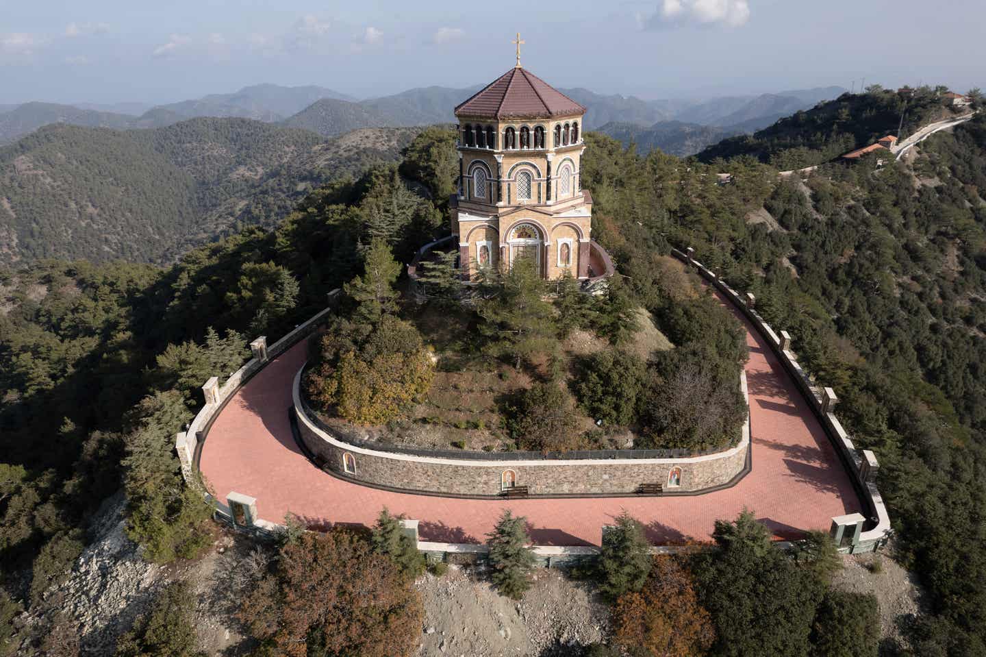 Zypern Urlaub mit DERTOUR. Luftaufnahme des Kykkos-Kloster in den Troodos-Bergen