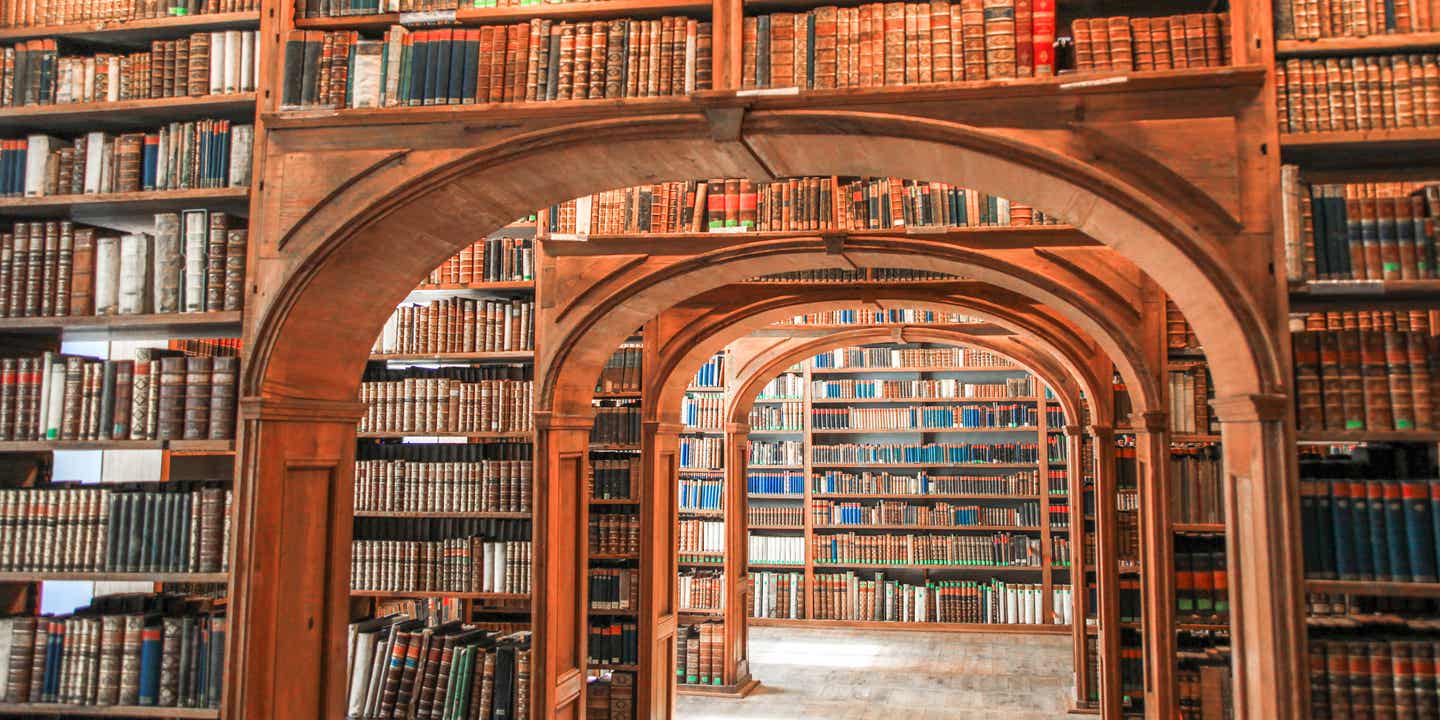 Alte Bibliothek aus Holz mit Boengängen und etlichen Büchern