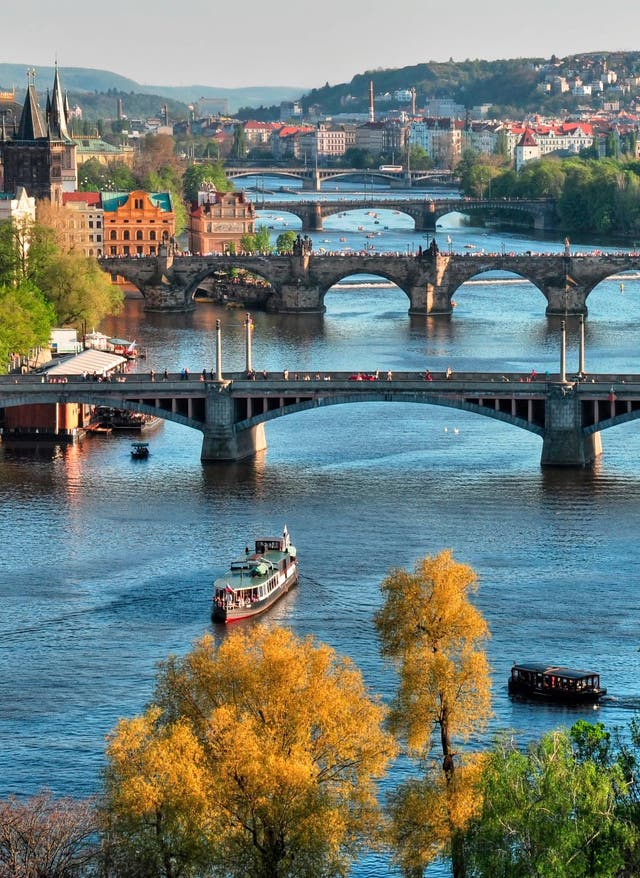 Rundreise buchen Moldau Brücken in Prag