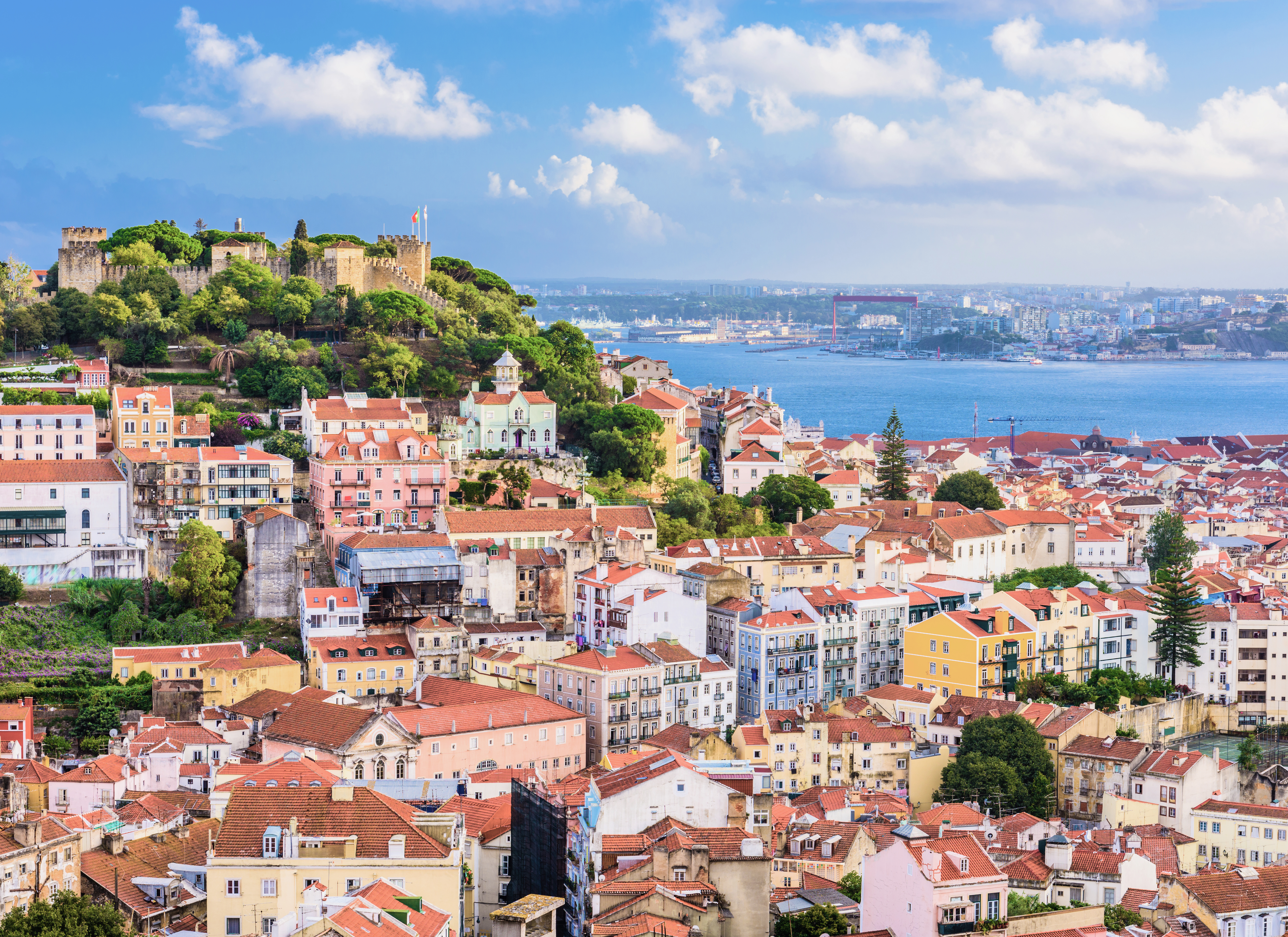 portugal-lissabon-skyline-mit-blick-auf-das-castelo-de-sao-jorge-g-936915366-crop.jpeg