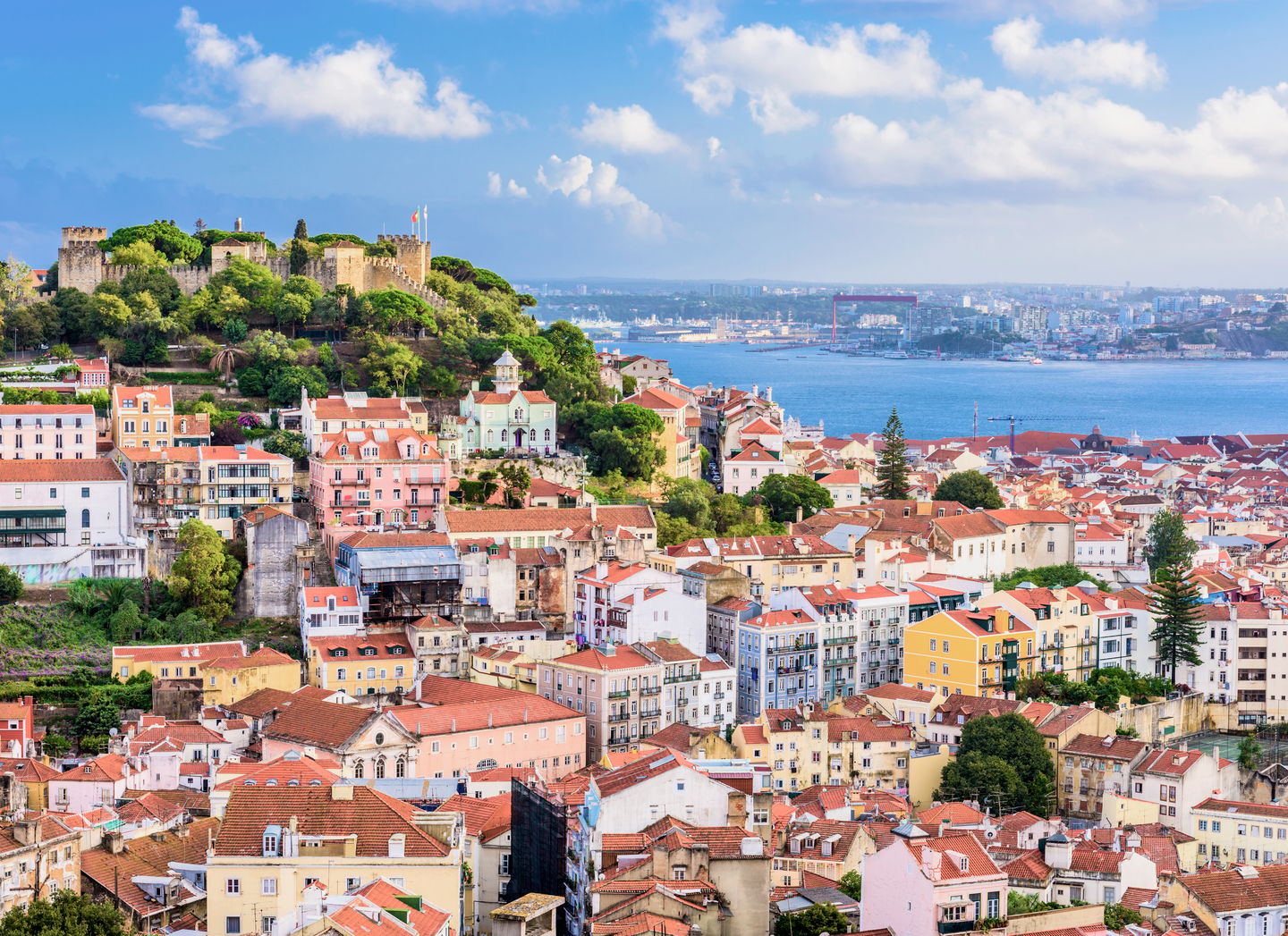 portugal-lissabon-skyline-mit-blick-auf-das-castelo-de-sao-jorge-g-936915366-crop.jpeg