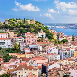 portugal-lissabon-skyline-mit-blick-auf-das-castelo-de-sao-jorge-g-936915366-crop.jpeg