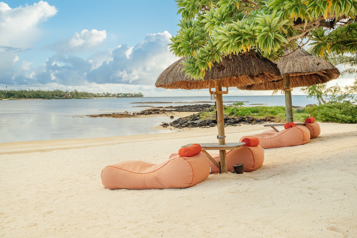 Liegen und Schirme am Strand des Hotels