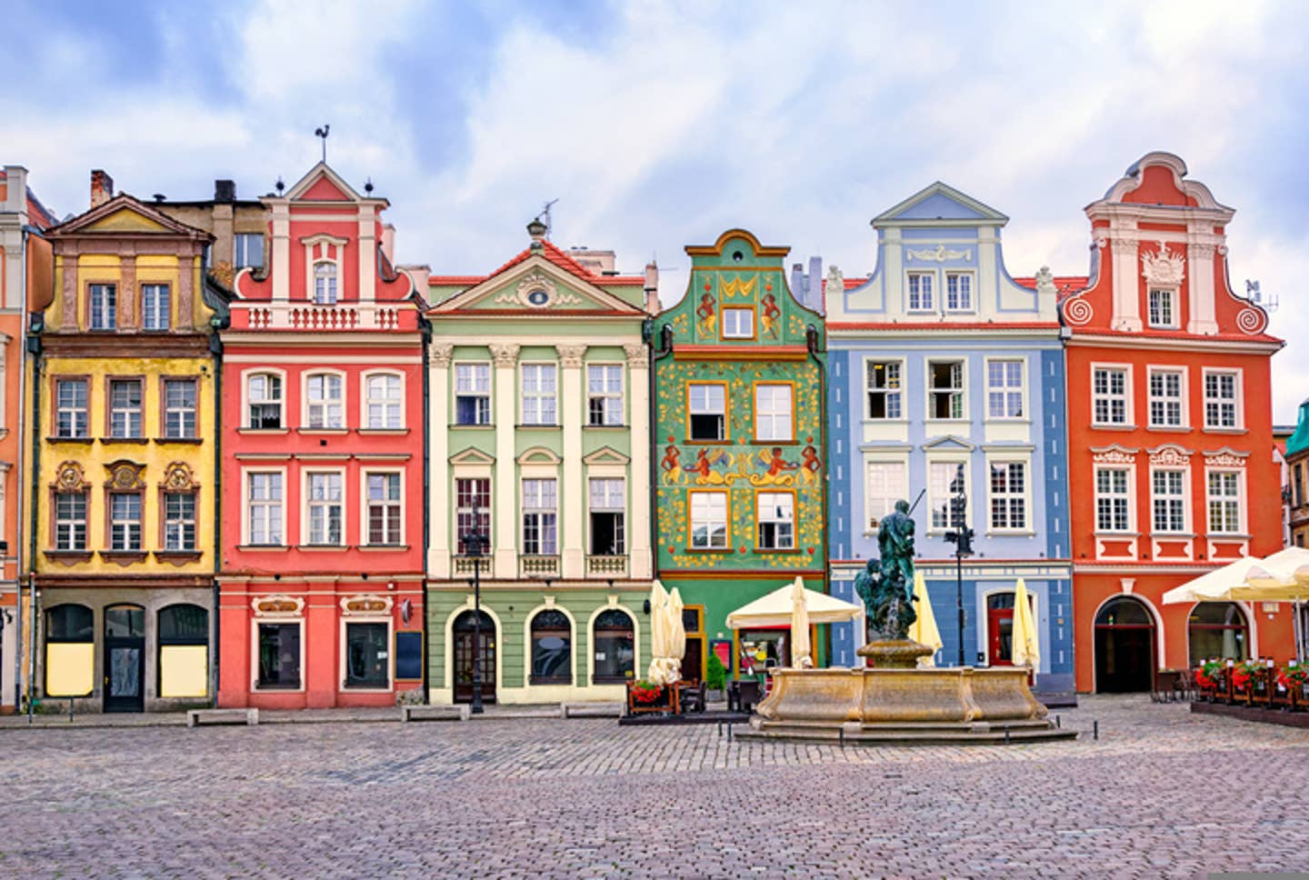 Rundreisen Polen: bunte historische Häuserzeile am Marktplatz der polnischen Stadt Posen