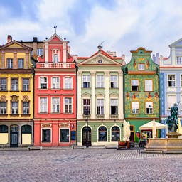 polen-posen-marktplatz-bunte-heauserfassade-g-508004654.jpg