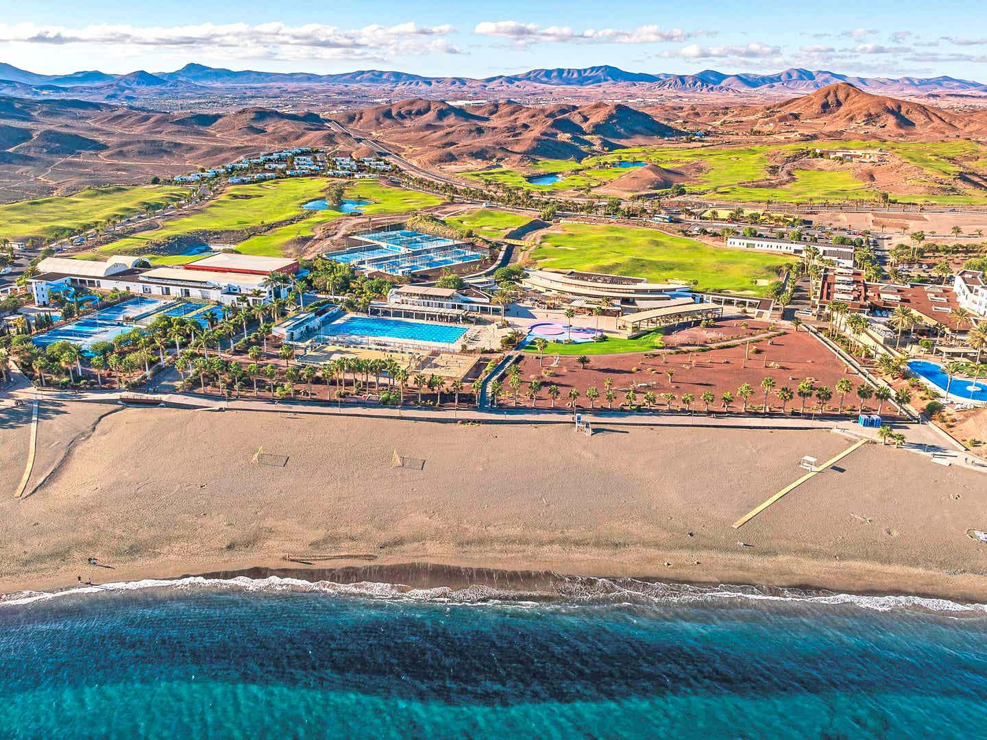 Sportanlagen, Kinderbereich und Poollandschaft im Playitas Aparthotel – Familienhotel direkt am Strand auf Fuerteventura