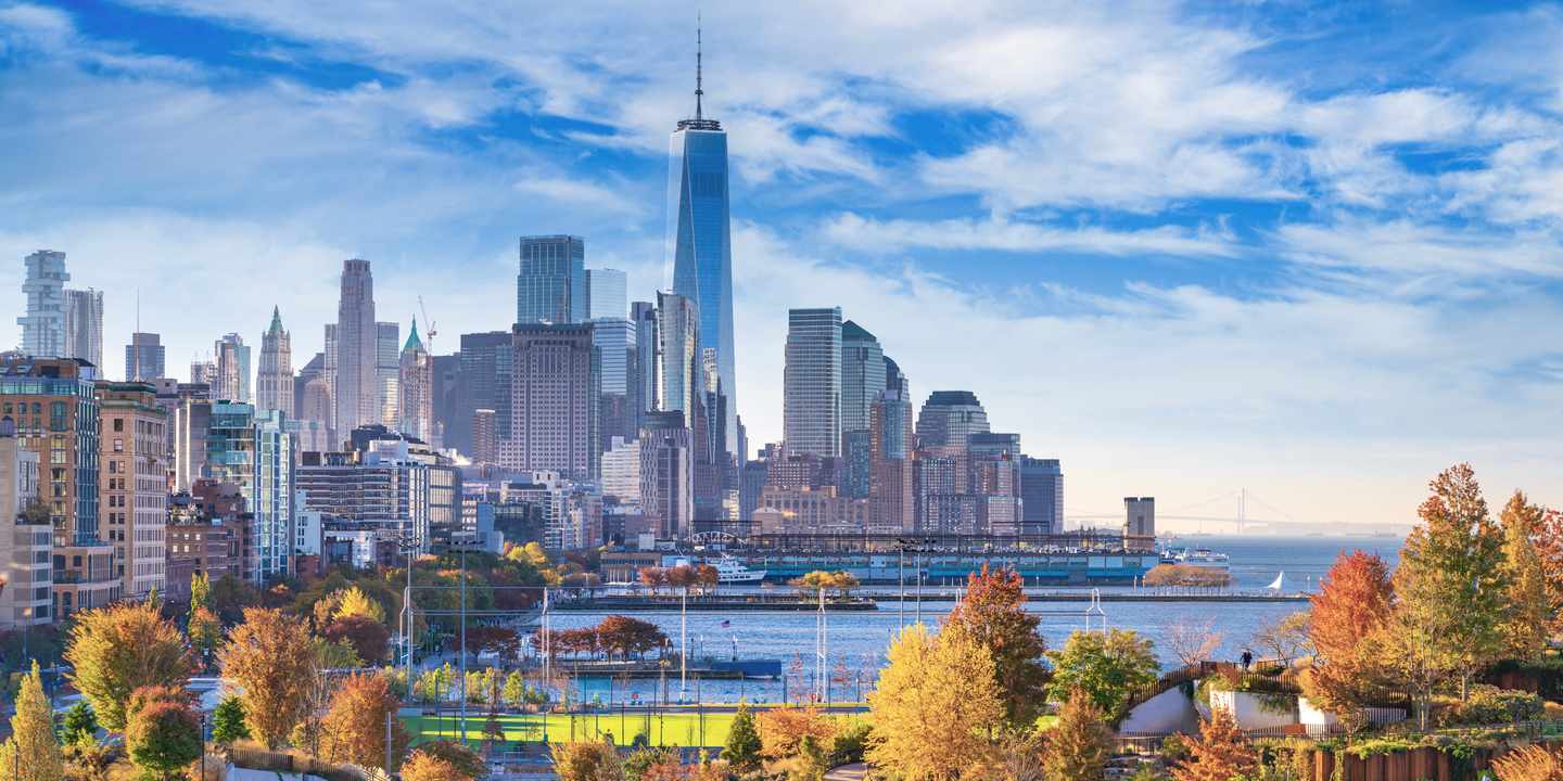 Blick auf Lower Manhattan , im Vordergrund herbstliche gefärbte Bäume im Indian Summer