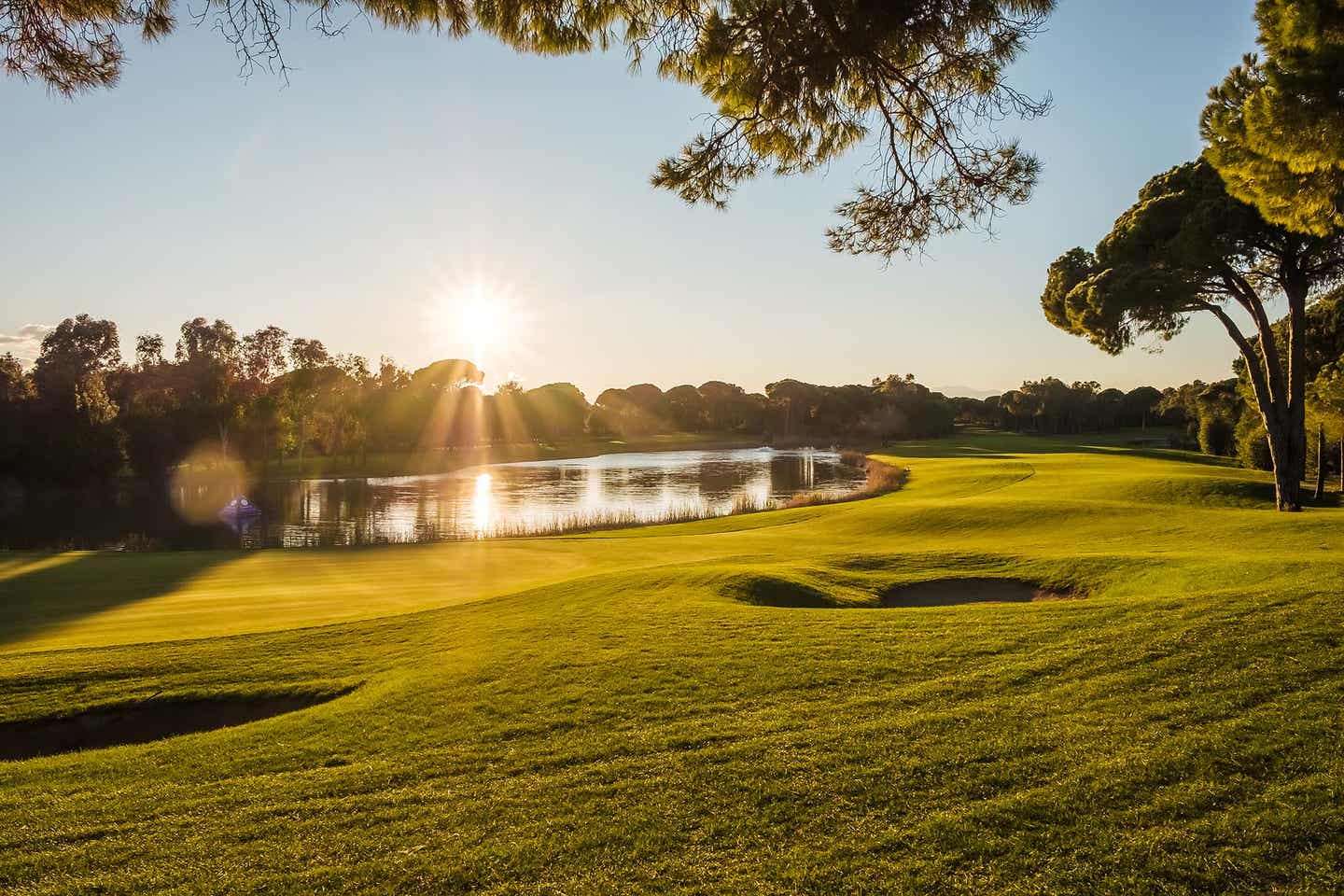 Das gepflegte Grün des Cornelia Faldo Golf Club in Belek im Sonnenlicht