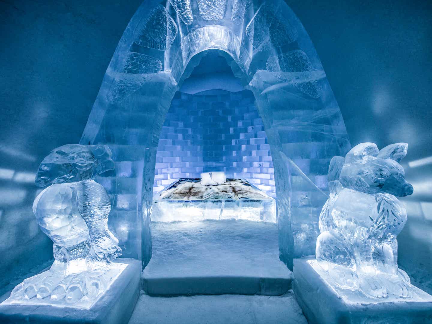 Übernachte im ICEHOTELin Jukkasjärvi – ein einmaliges Erlebnis aus Eisarchitektur und Kunst in Schweden Kunstvoll gestaltetes Zimmer aus Eis und Schnee im ICEHOTEL in Jukkasjärvi, Schweden