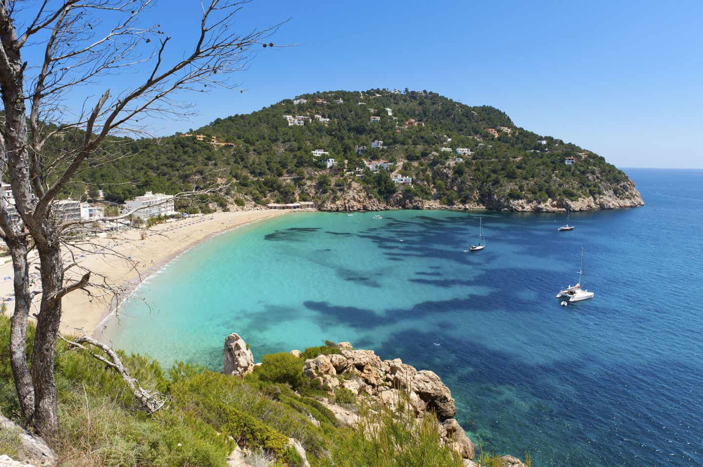 Erwachsenenhotels auf Ibiza: Blick auf eine Bucht mit Sandstrand