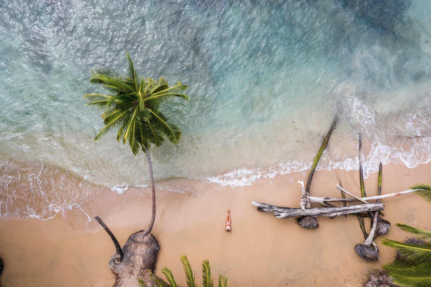 Vogelperspektive auf einen Strand von Costa Rica mit einer Frau die im Sand liegt