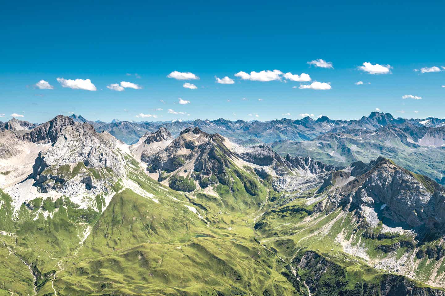 Österreich: grüne Alpen im August