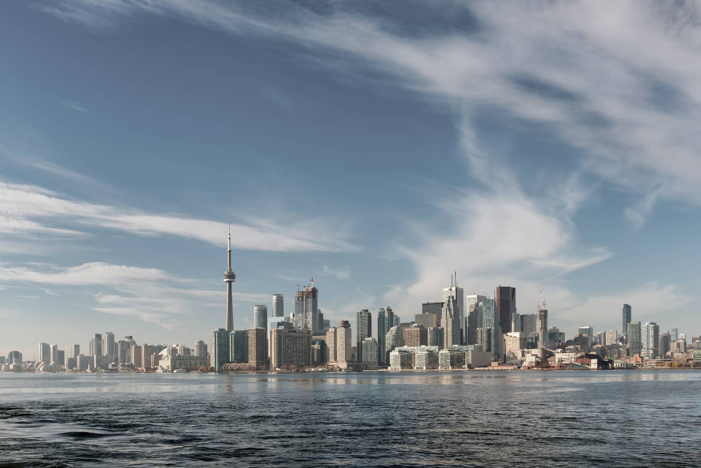 Toronto Urlaub mit DERTOUR. Die Skyline Torontos vom Ontariosee aus aufgenommen