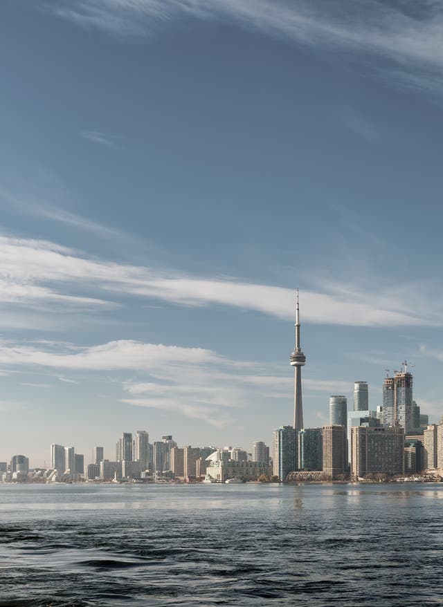 Toronto Urlaub Toronto Urlaub mit DERTOUR. Die Skyline Torontos vom Ontariosee aus aufgenommen